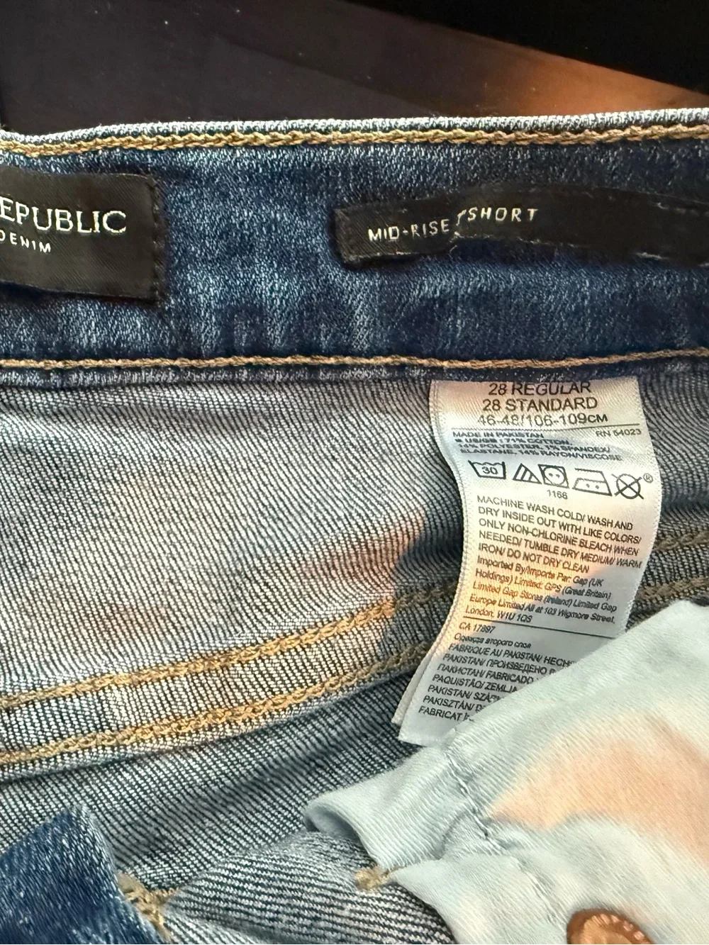 ♥️ Banana Republic Mid-Rise Distressed Jean Shorts Size 28 | Frayed Hem